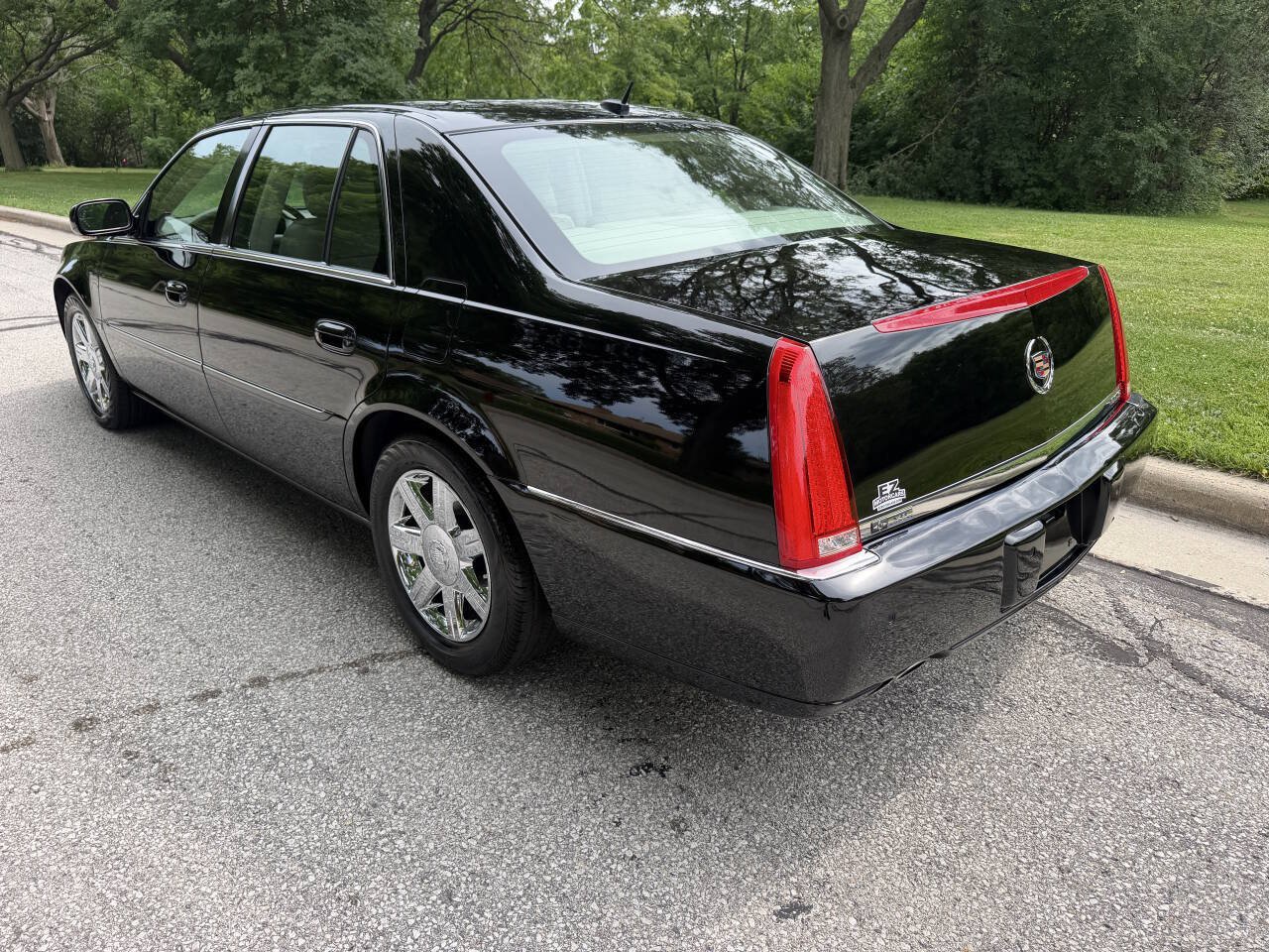 Used 2006 Cadillac DTS w/ Trunk Convenience Package FWD image 3
