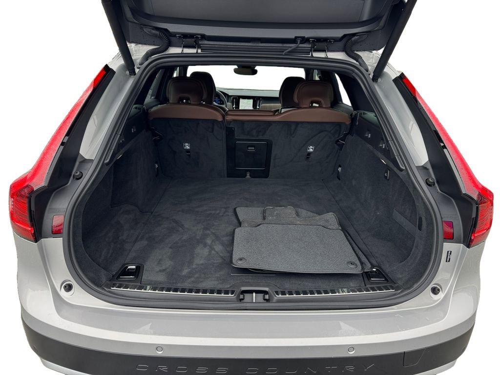 Certified 2025 Volvo V90 B6 Cross Country Plus image 5