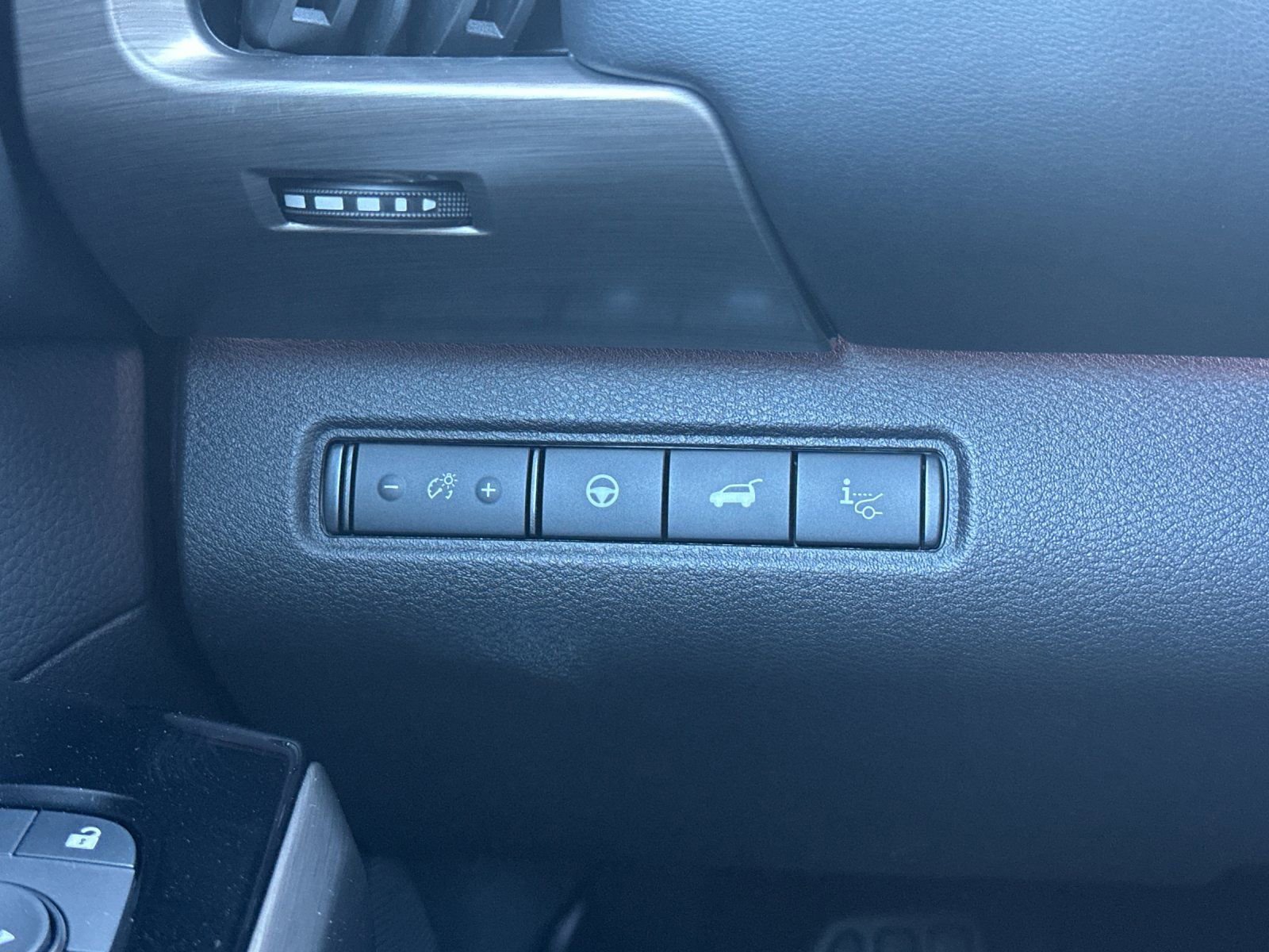 Used 2025 Nissan Pathfinder Platinum image 32