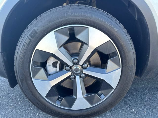 Certified 2025 Volvo XC40 B5 Plus AWD/4WD image 9