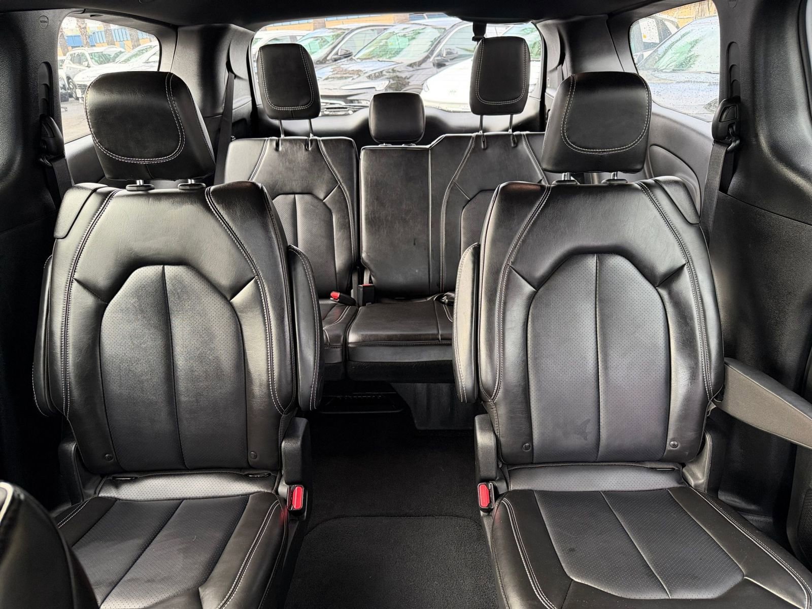 Used 2025 Chrysler Pacifica Select image 41