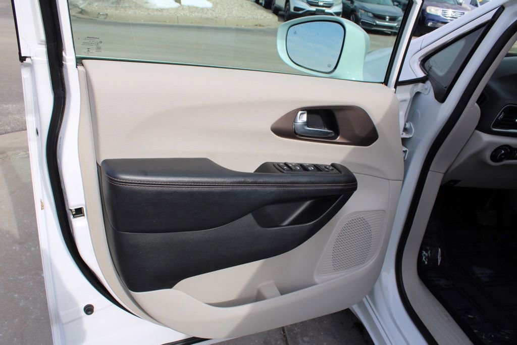 Used 2019 Chrysler Pacifica Touring-L image 20