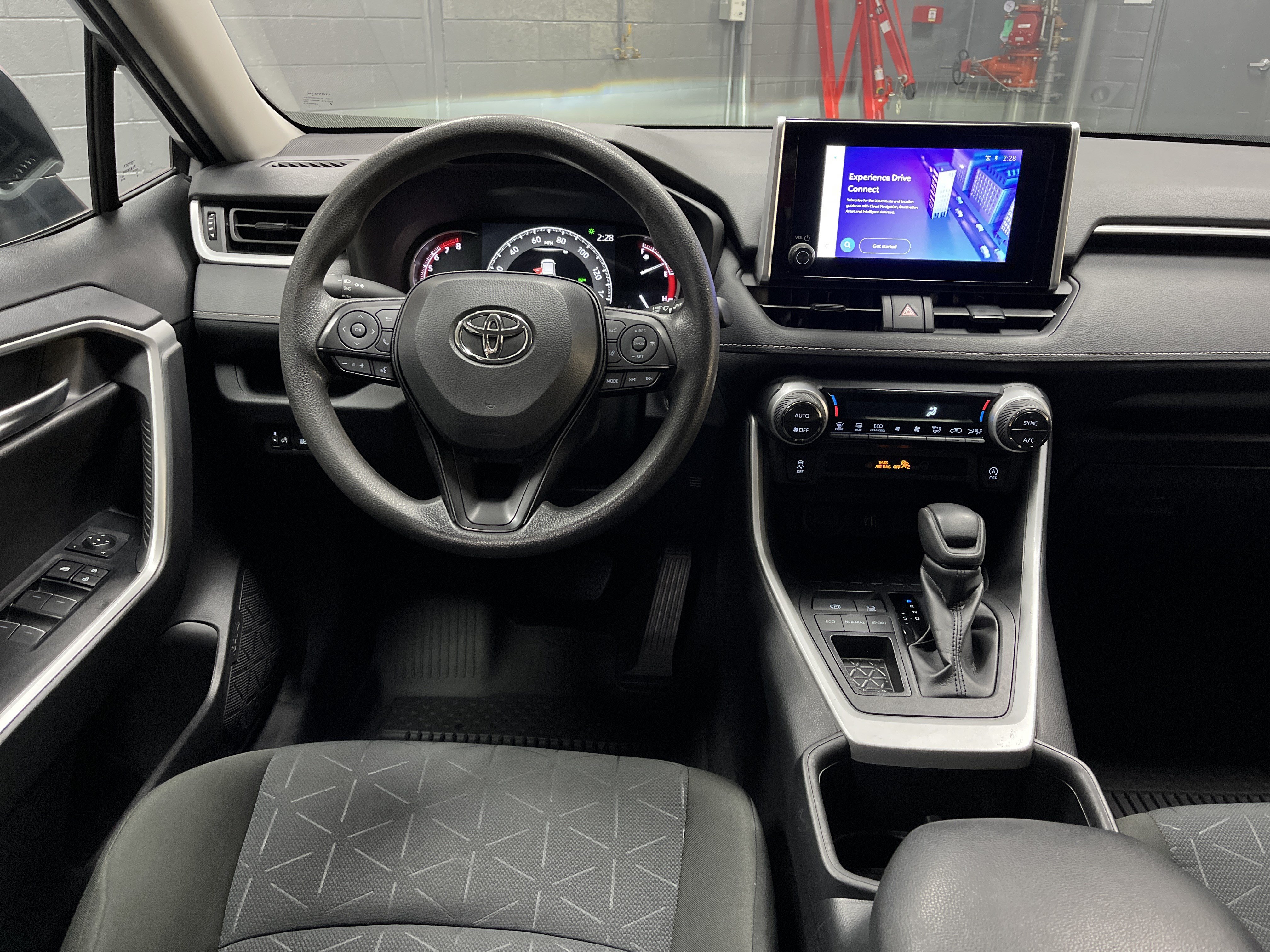 Used 2025 Toyota RAV4 XLE FWD image 28