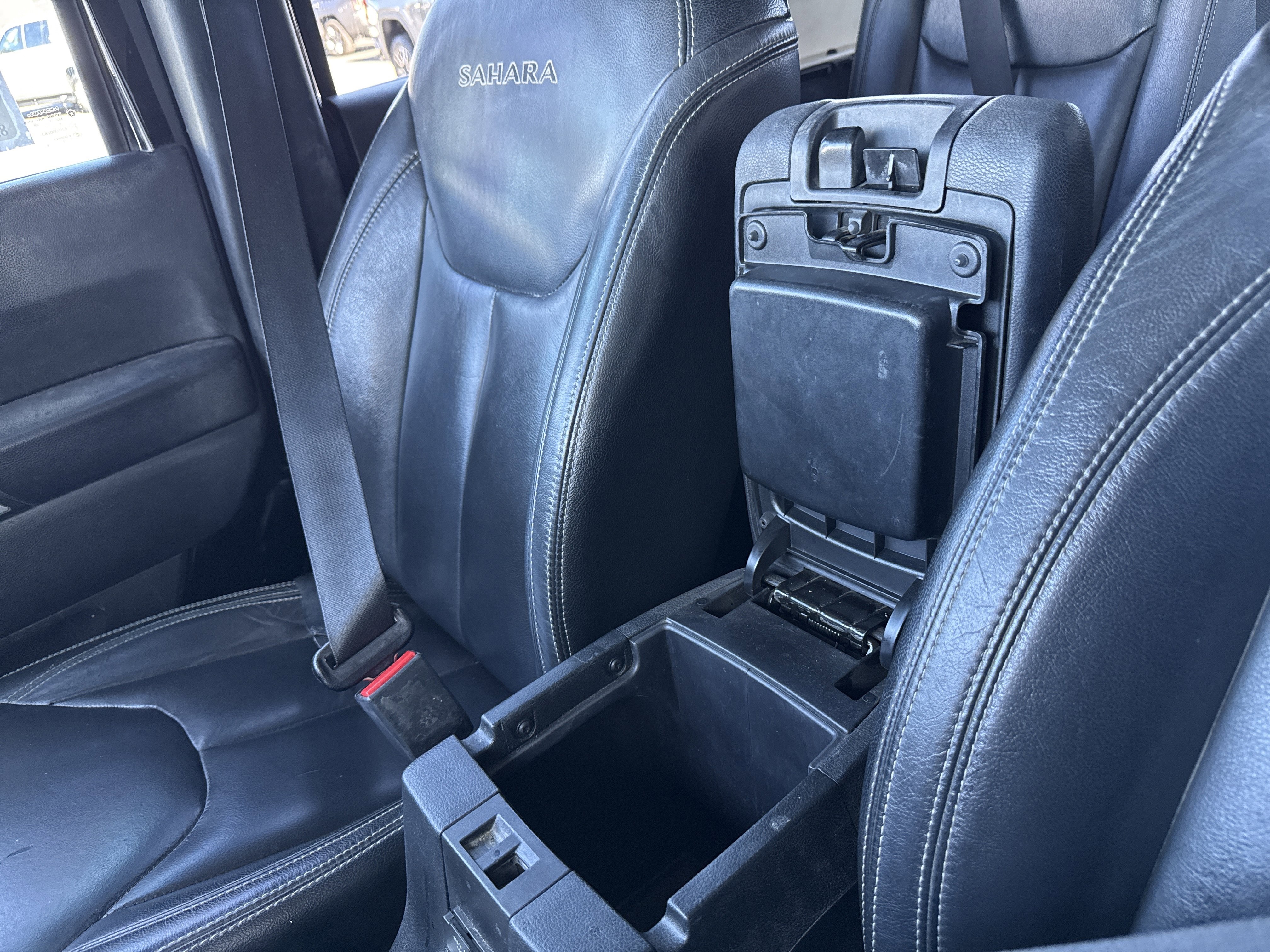 Used 2018 Jeep Wrangler Unlimited Sahara w/ Connectivity Group image 44