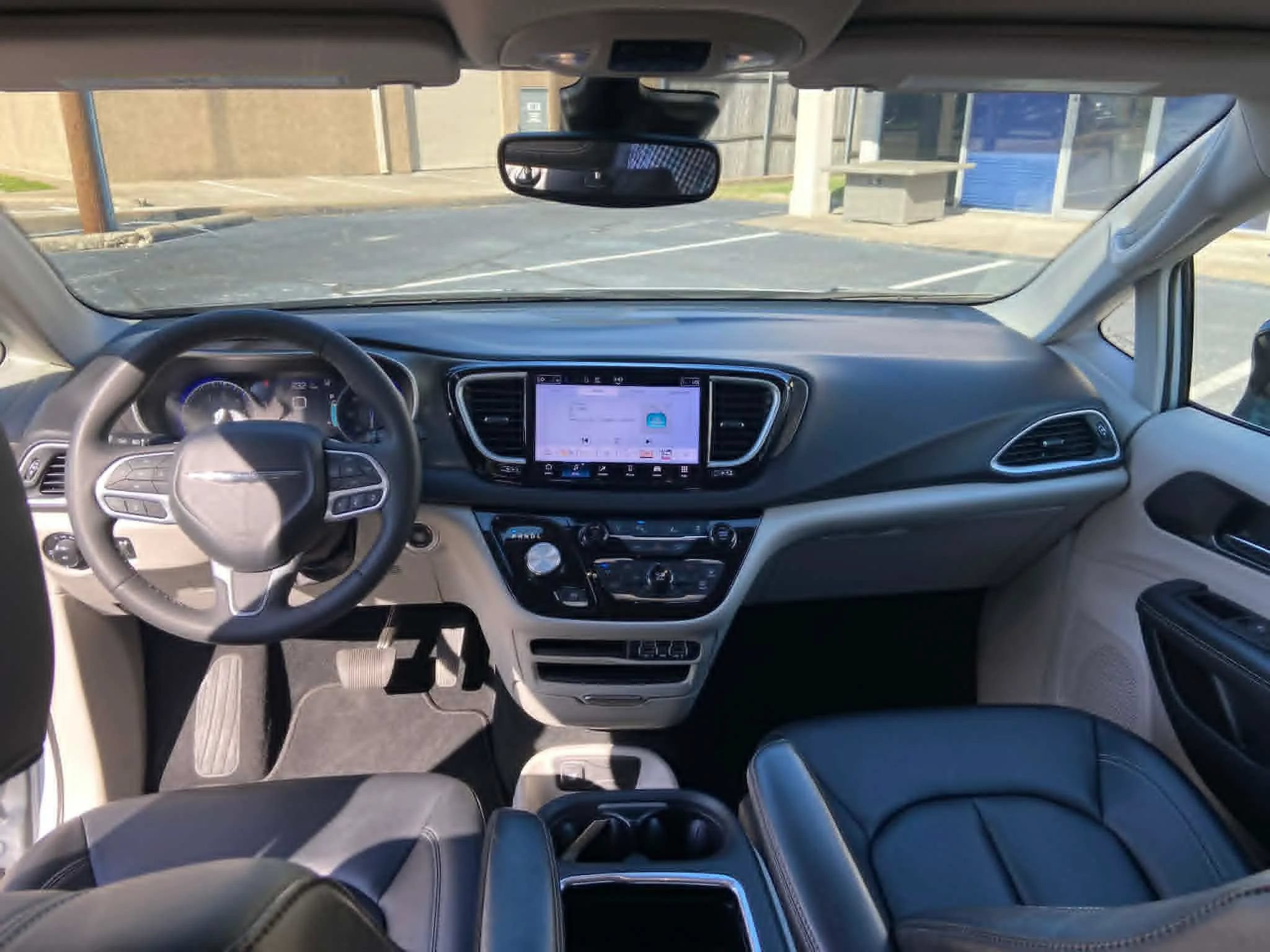 Used 2024 Chrysler Pacifica Touring-L FWD image 12