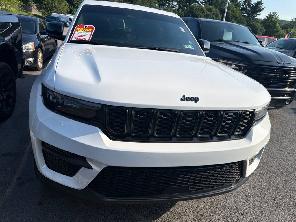Used 2023 Jeep Grand Cherokee Altitude AWD/4WD image 2