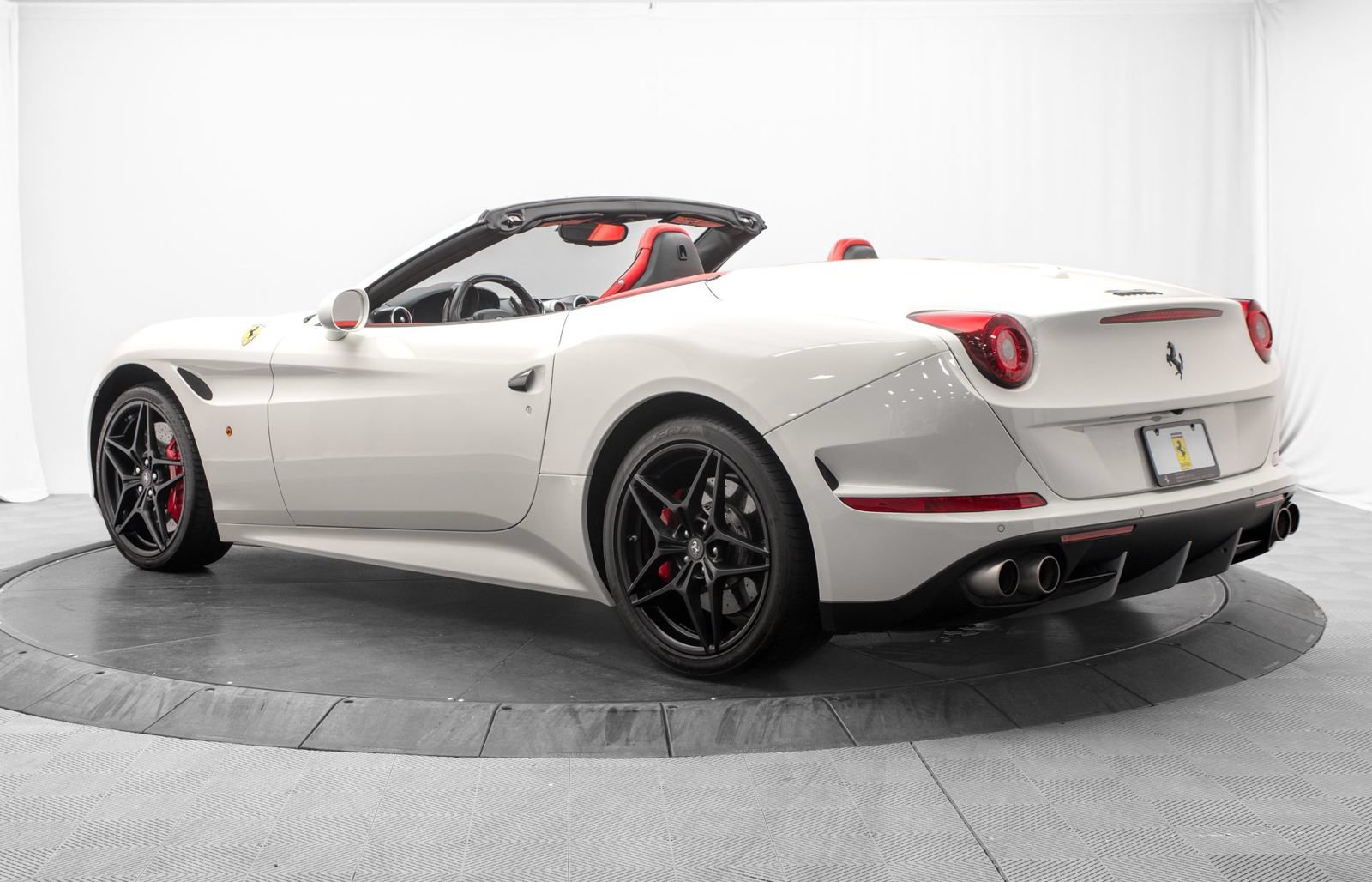 Used 2016 Ferrari California T RWD image 5