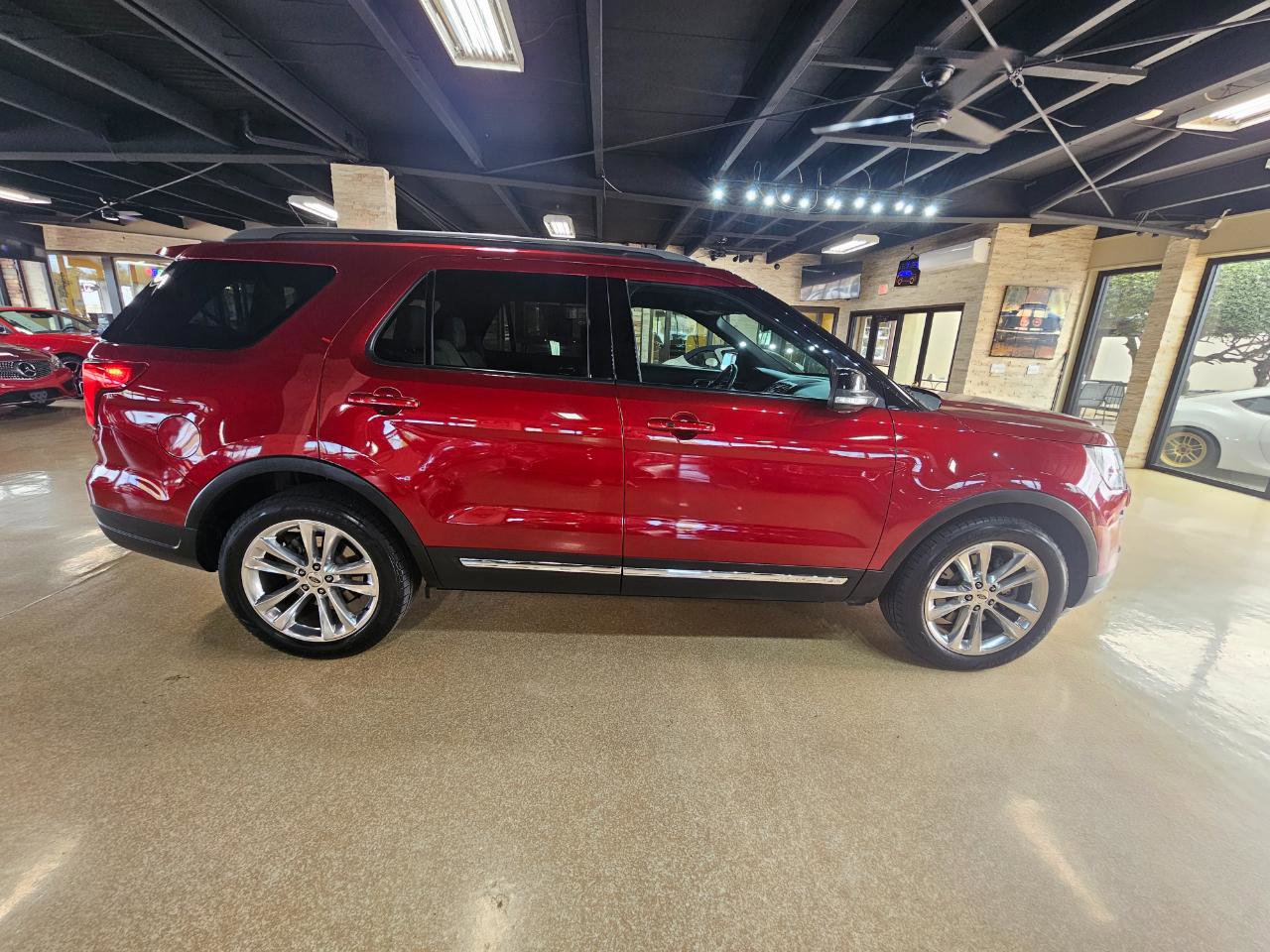 Used 2018 Ford Explorer XLT w/ Equipment Group 202A image 8