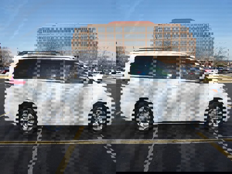 Used 2014 Toyota Sienna LE image 8