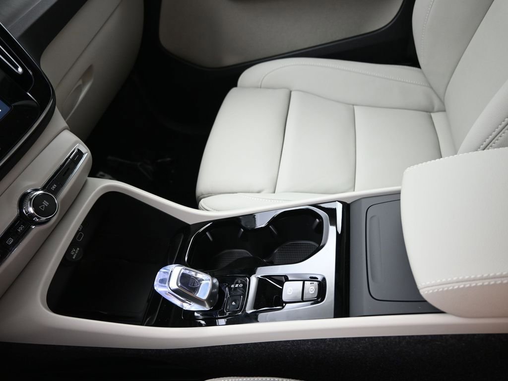 New 2026 Volvo XC40 B5 Ultra w/ Climate Package image 16