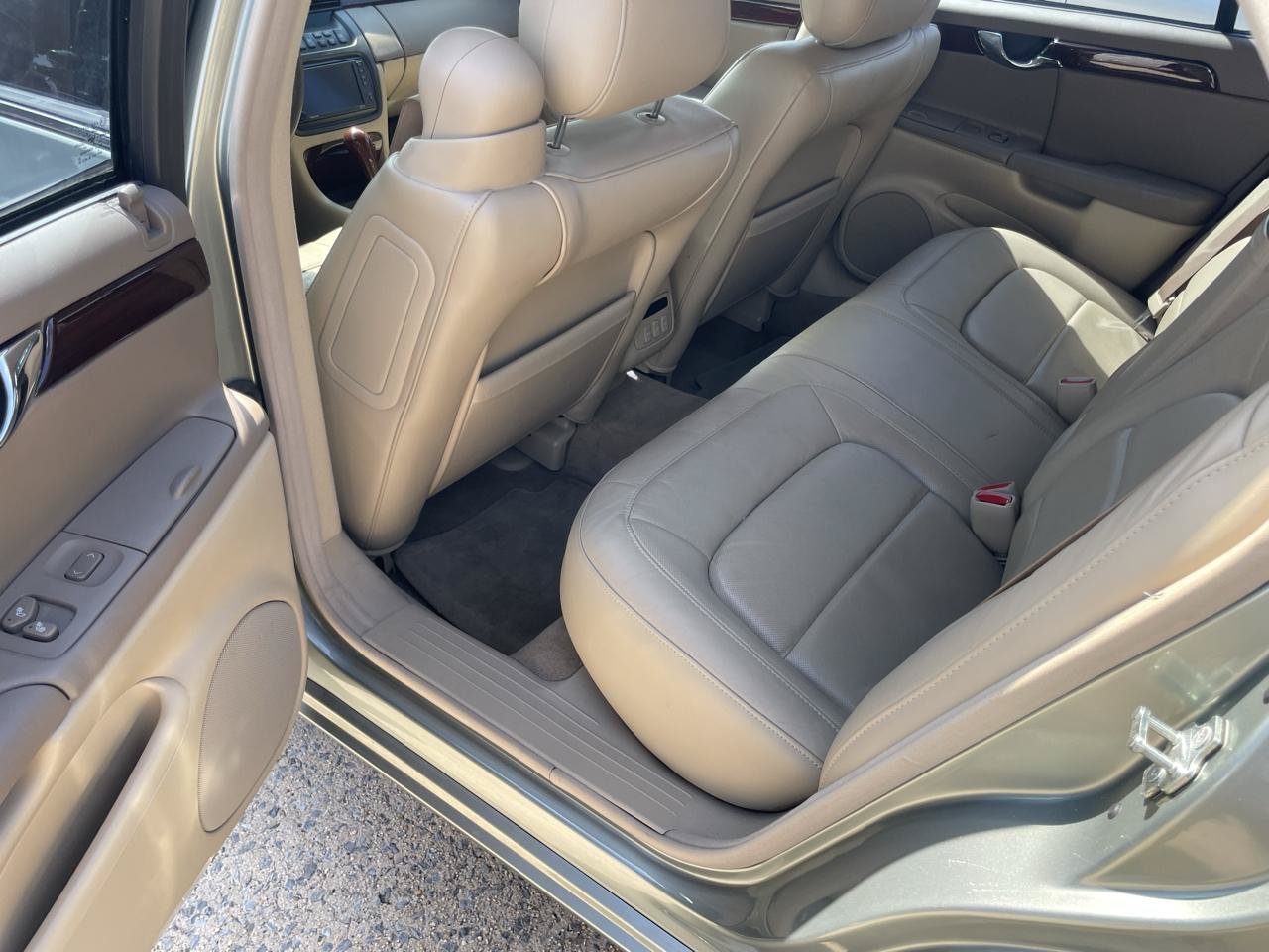 Used 2005 Cadillac De Ville DTS w/ Equipment Group FWD image 32