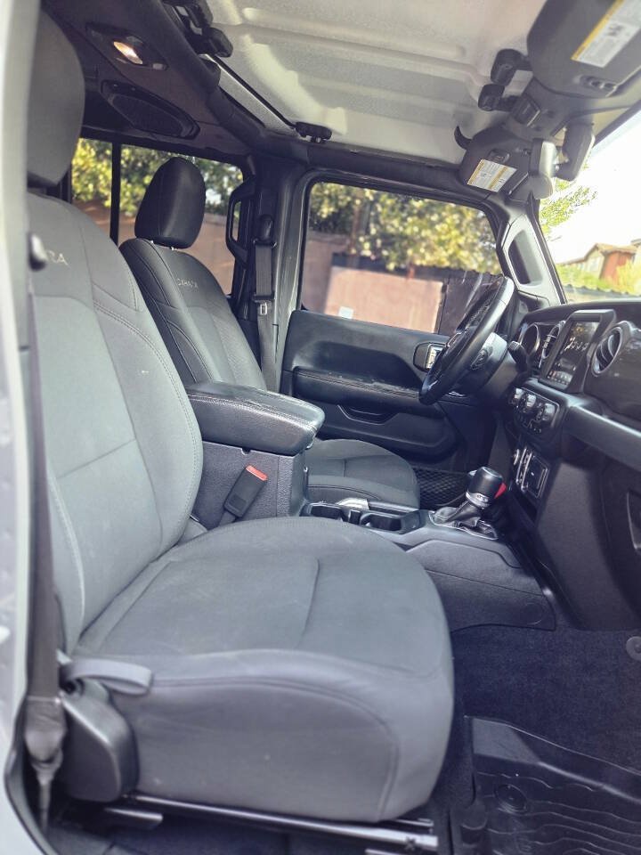 Used 2018 Jeep Wrangler Unlimited Sahara AWD/4WD image 12