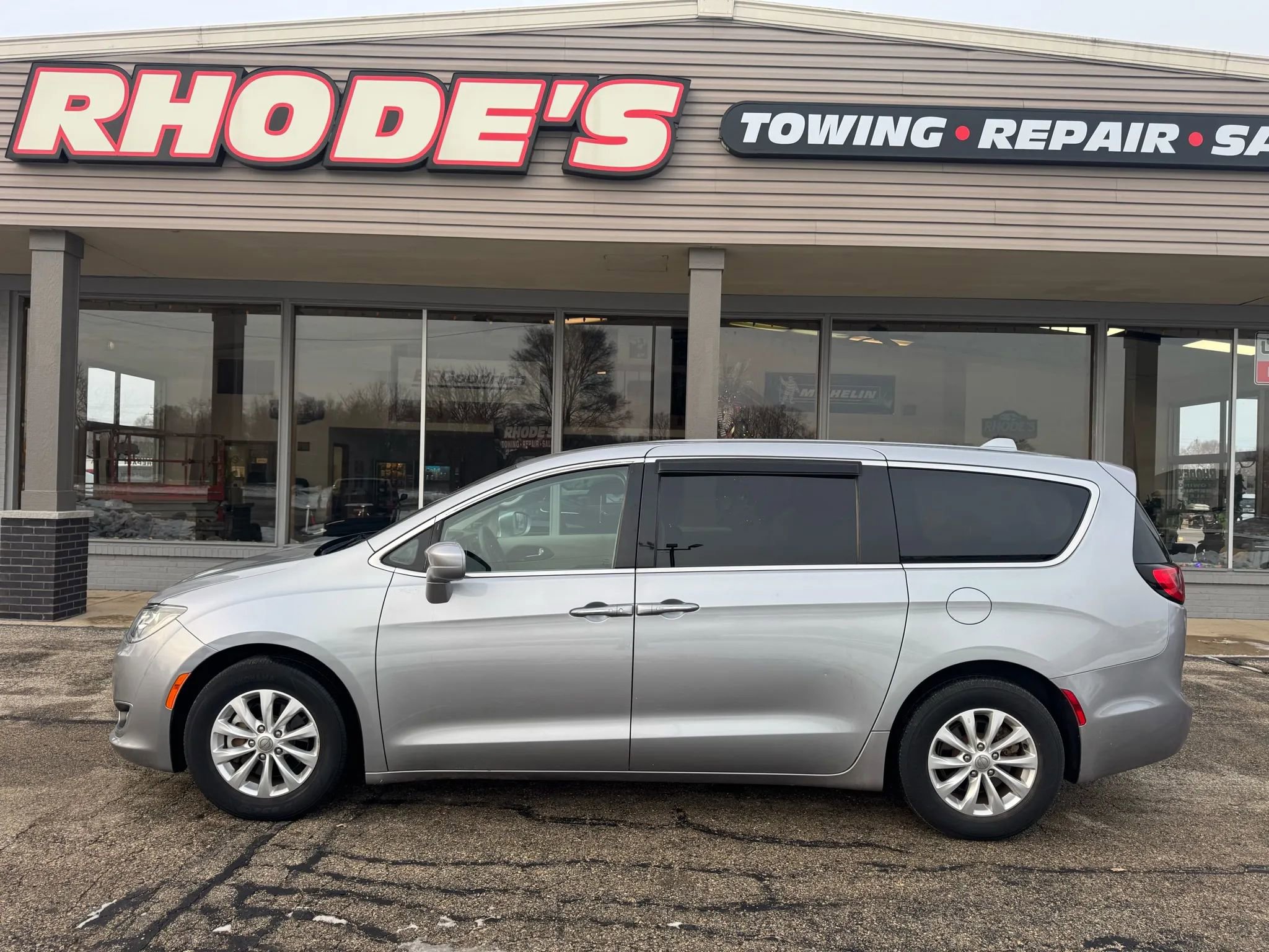Used 2018 Chrysler Pacifica Touring Plus image 2