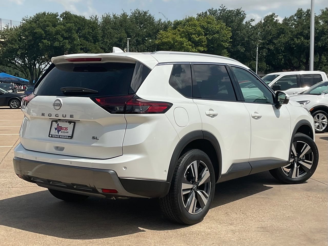 Used 2026 Nissan Rogue SL FWD image 4
