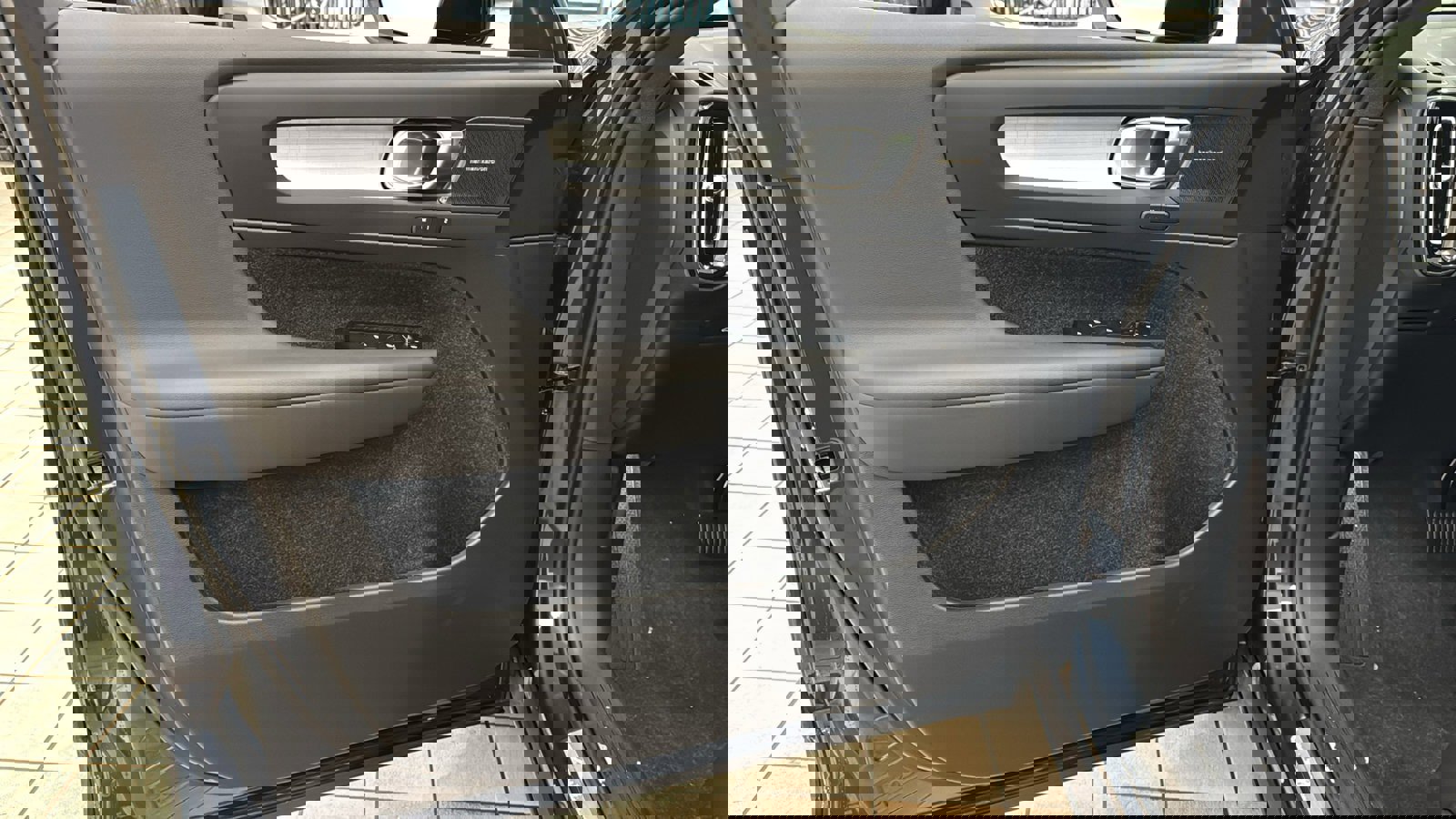 Used 2026 Volvo XC40 B4 Plus w/ Climate Package image 21