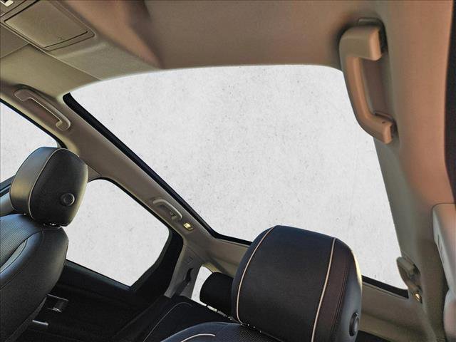 Used 2018 Land Rover Discovery Sport HSE Luxury image 16