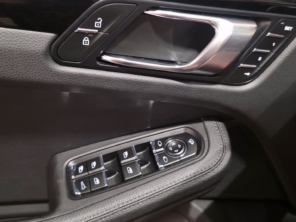 Certified 2024 Porsche Macan AWD/4WD image 23