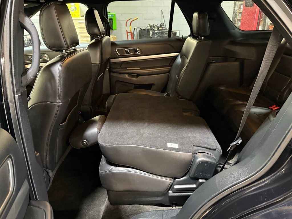 Used 2018 Ford Explorer XLT w/ Equipment Group 202A AWD/4WD image 27