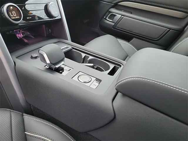 New 2024 Land Rover Discovery Metropolitan Edition image 31