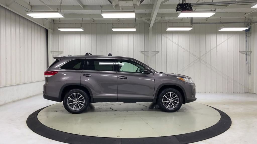 Used 2019 Toyota Highlander XLE FWD image 9
