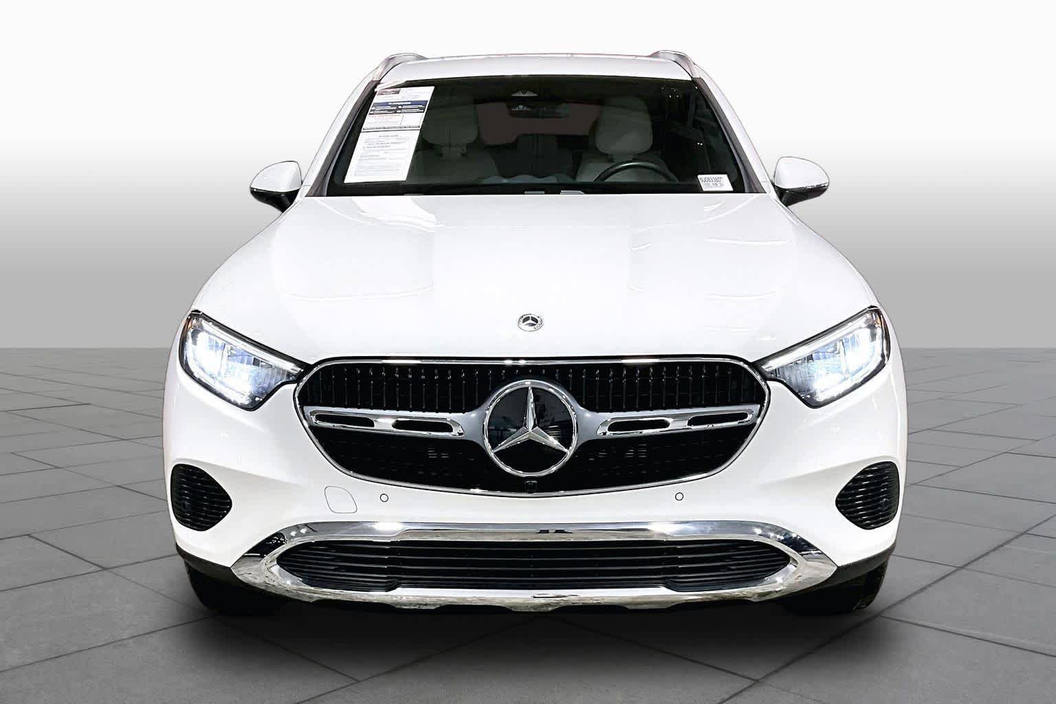 Used 2025 Mercedes-Benz GLC 300 4MATIC image 4