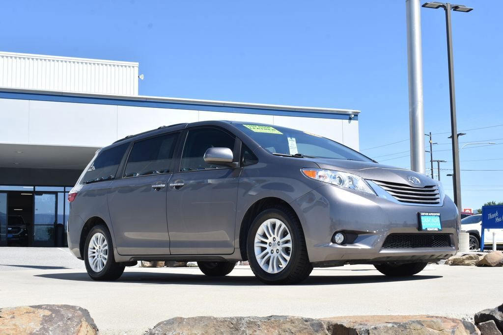 Used 2017 Toyota Sienna XLE w/ XLE Navigation Package FWD image 3