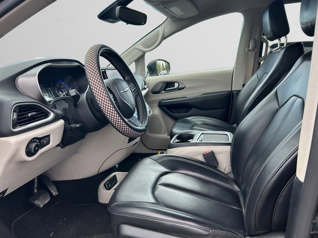 Used 2023 Chrysler Pacifica Touring-L FWD image 10