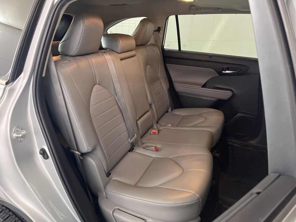 Used 2022 Toyota Highlander XLE AWD/4WD image 21