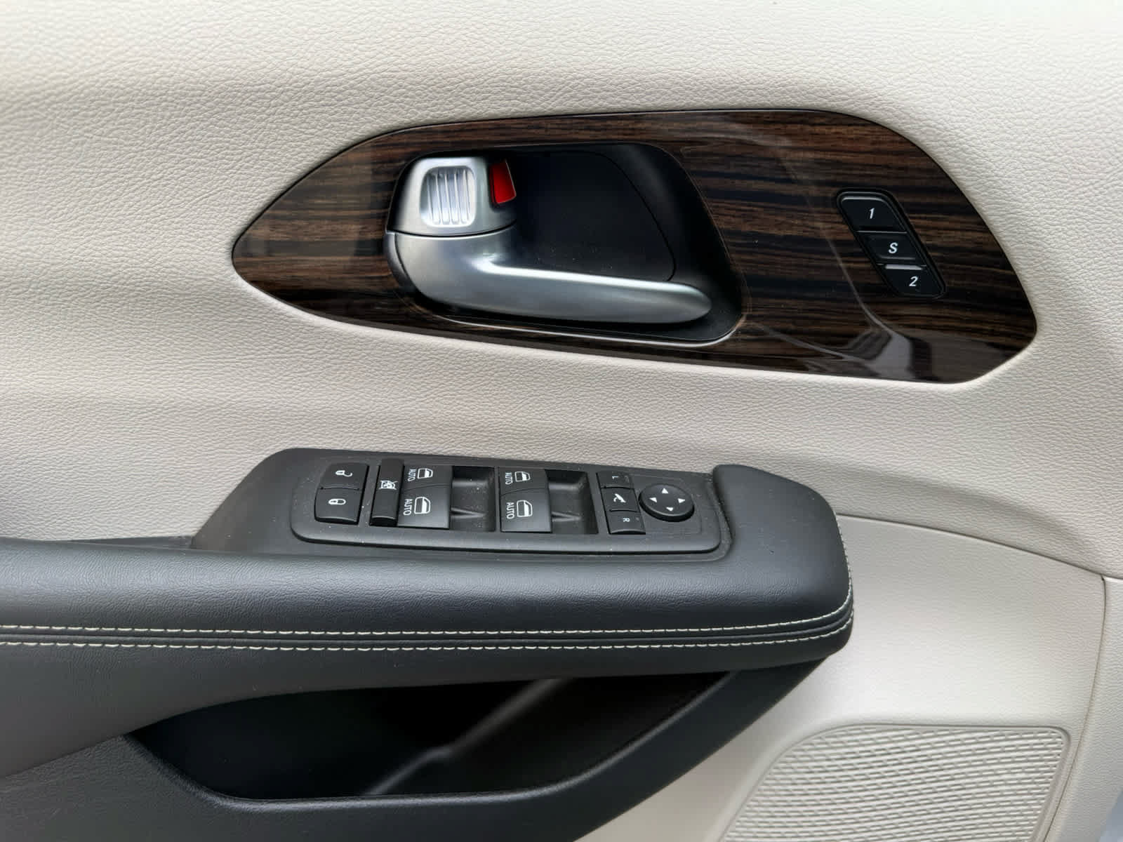 Used 2024 Chrysler Pacifica Limited FWD image 14