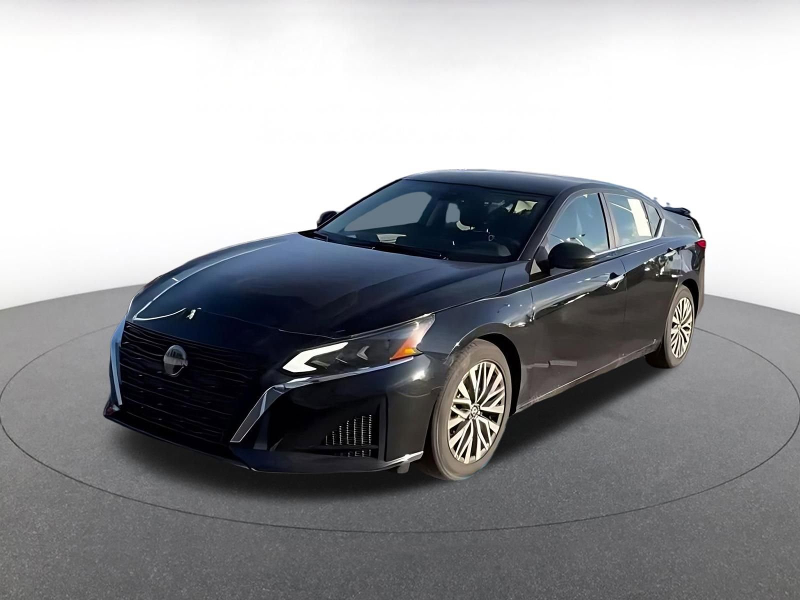 Used 2025 Nissan Altima 2.5 SV FWD image 2