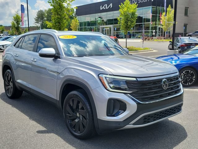 Used 2024 Volkswagen Atlas Cross Sport SE FWD image 3