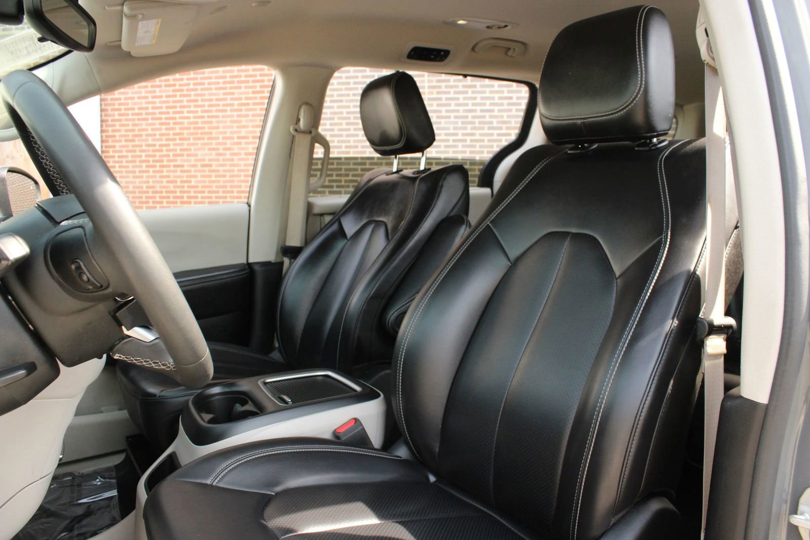 Used 2023 Chrysler Pacifica Touring-L FWD image 11