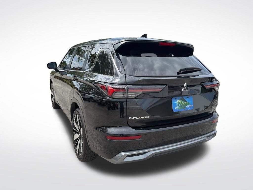 Used 2025 Mitsubishi Outlander SE image 6