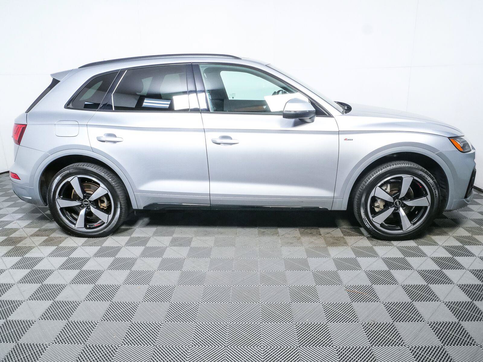 Used 2023 Audi Q5 2.0T Premium Plus w/ Premium Plus Package AWD/4WD image 2