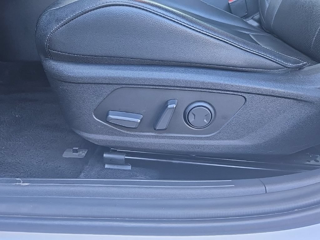 Used 2025 Hyundai Elantra Limited FWD image 12