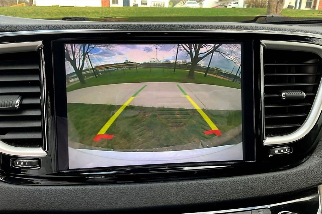 Used 2023 Chrysler Pacifica Touring-L image 15