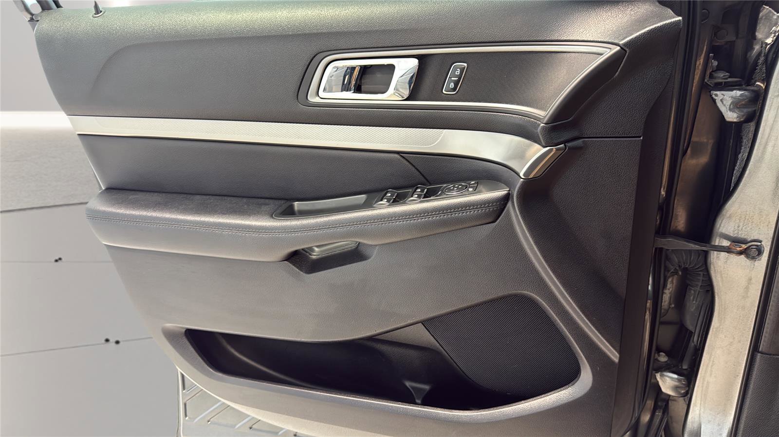 Used 2018 Ford Explorer XLT w/ Equipment Group 201A AWD/4WD image 19