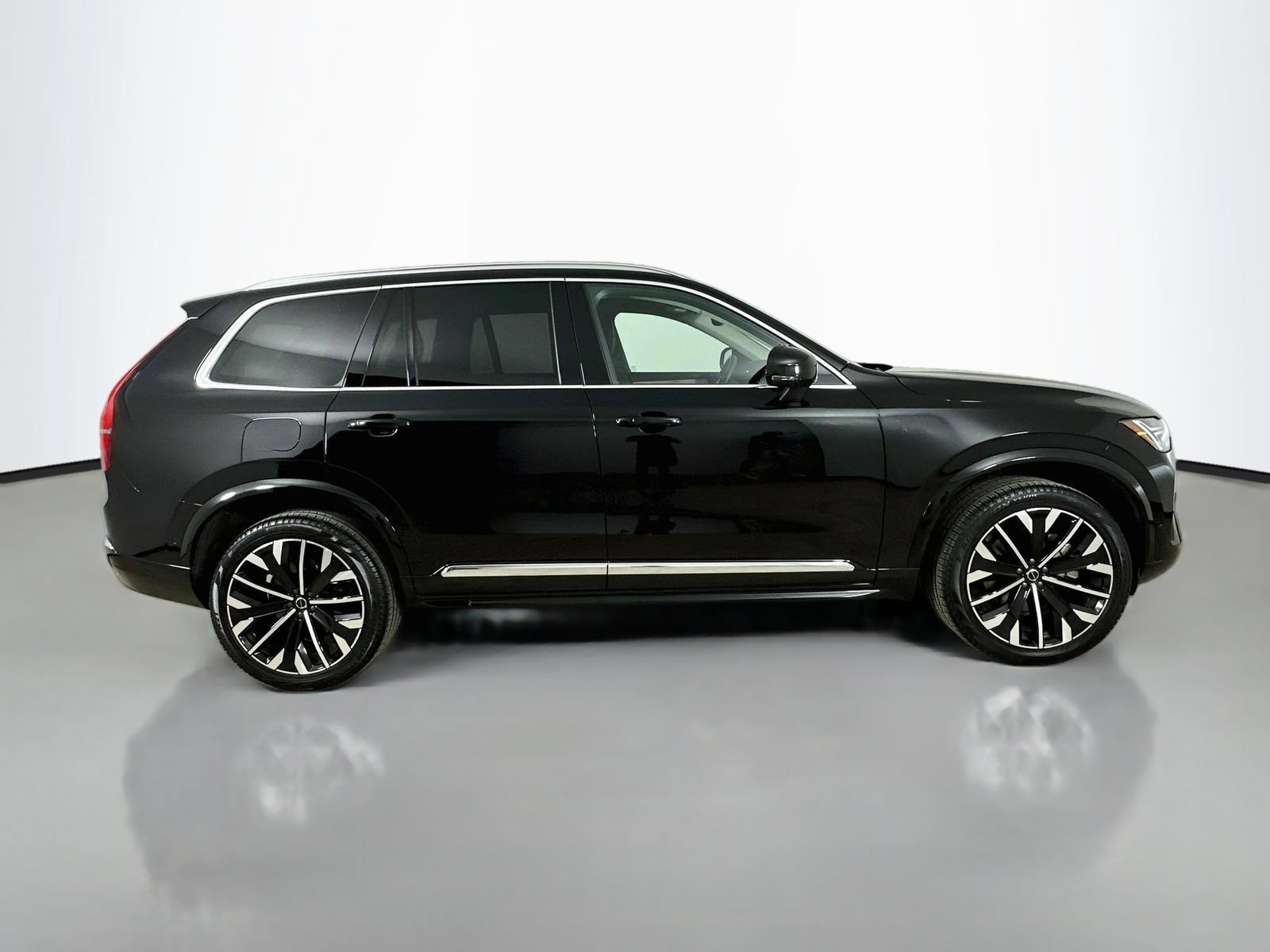 Used 2026 Volvo XC90 B6 Plus w/ Protection Package Premier AWD/4WD image 4