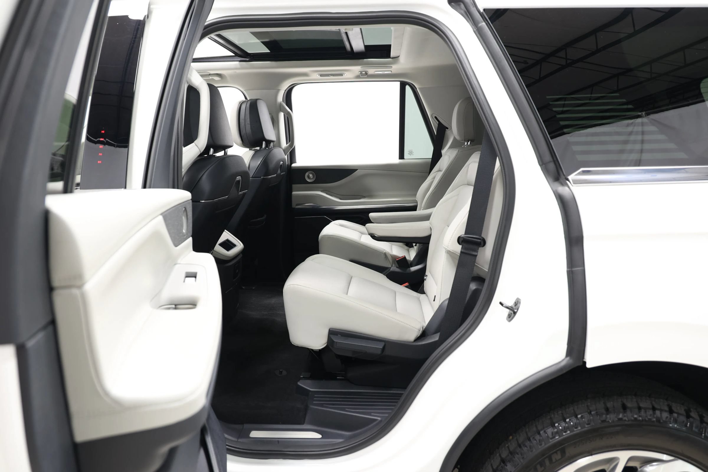 Used 2025 Lincoln Navigator Reserve AWD/4WD image 56