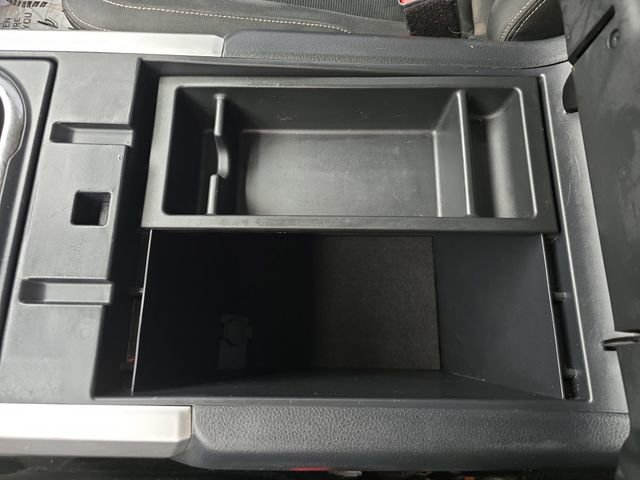 Used 2017 Nissan Titan SV image 25