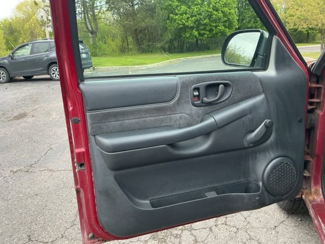 Used 2001 Chevrolet S10 Pickup LS w/ Preferred Equipment Group RWD image 11