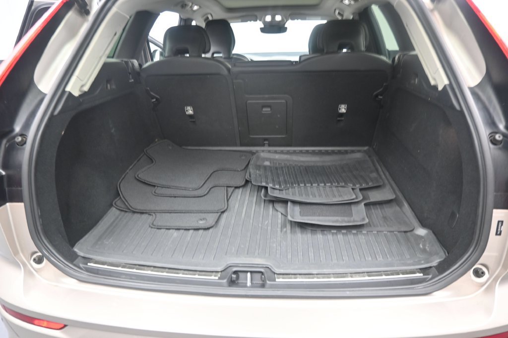 Certified 2024 Volvo XC60 B5 Plus AWD/4WD image 17