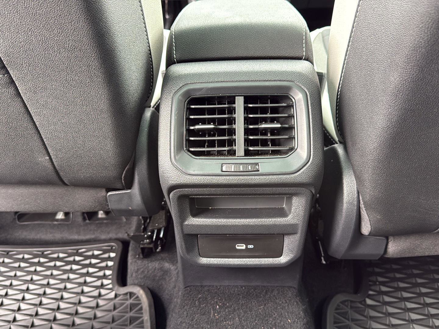 Certified 2025 Volkswagen Taos SE w/ Panoramic Sunroof Package image 22