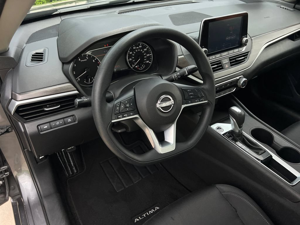 Used 2025 Nissan Altima 2.5 SV FWD image 18