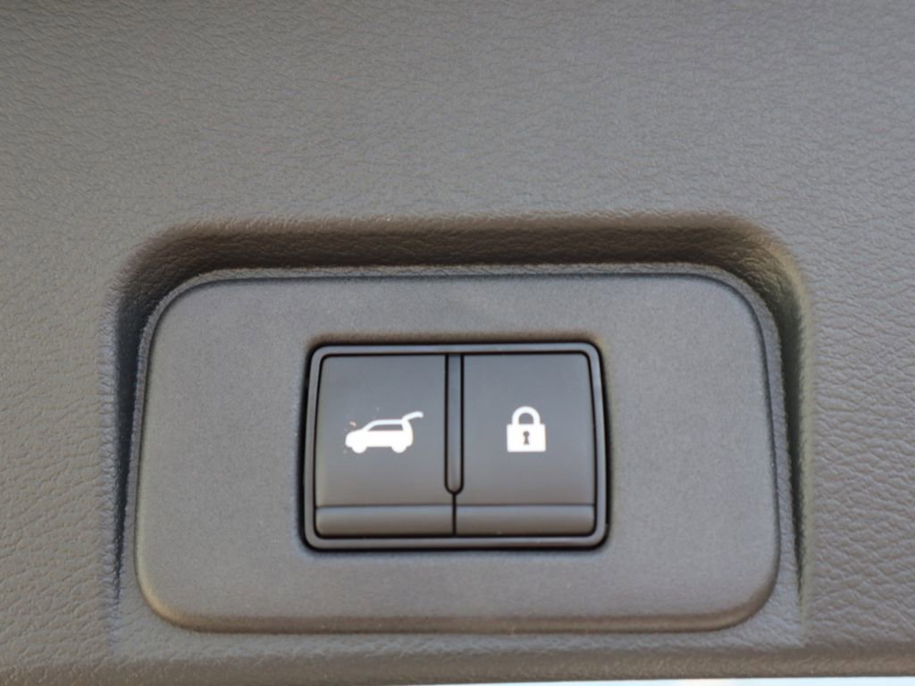 Certified 2025 Nissan Rogue SV image 30