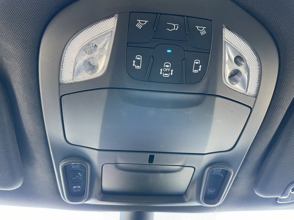 Used 2025 Chrysler Pacifica Limited image 19