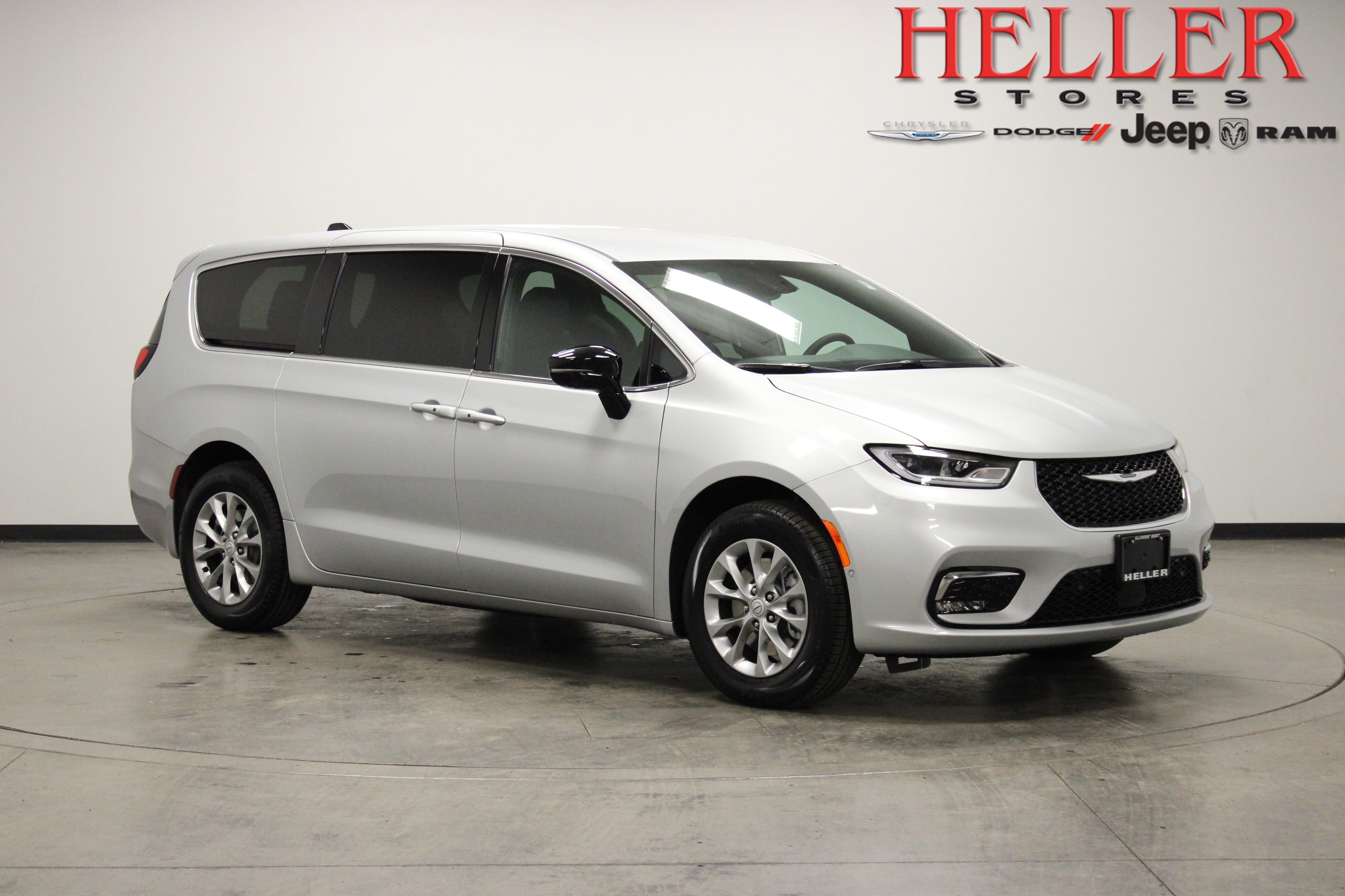 New 2026 Chrysler Pacifica Select AWD/4WD image 1