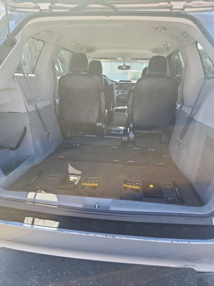Used 2013 Toyota Sienna SE FWD image 12