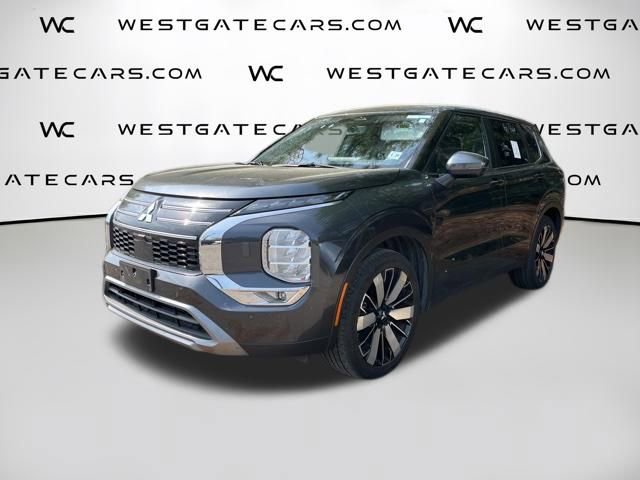 Used 2025 Mitsubishi Outlander SE image 1