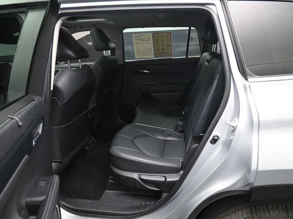 Used 2021 Toyota Highlander XLE image 28